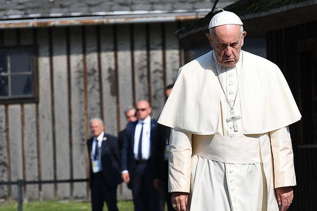 Gmg, Papa Francesco a Auschwitz\LIVE «Signore, perdona per tanta crudeltà» 
