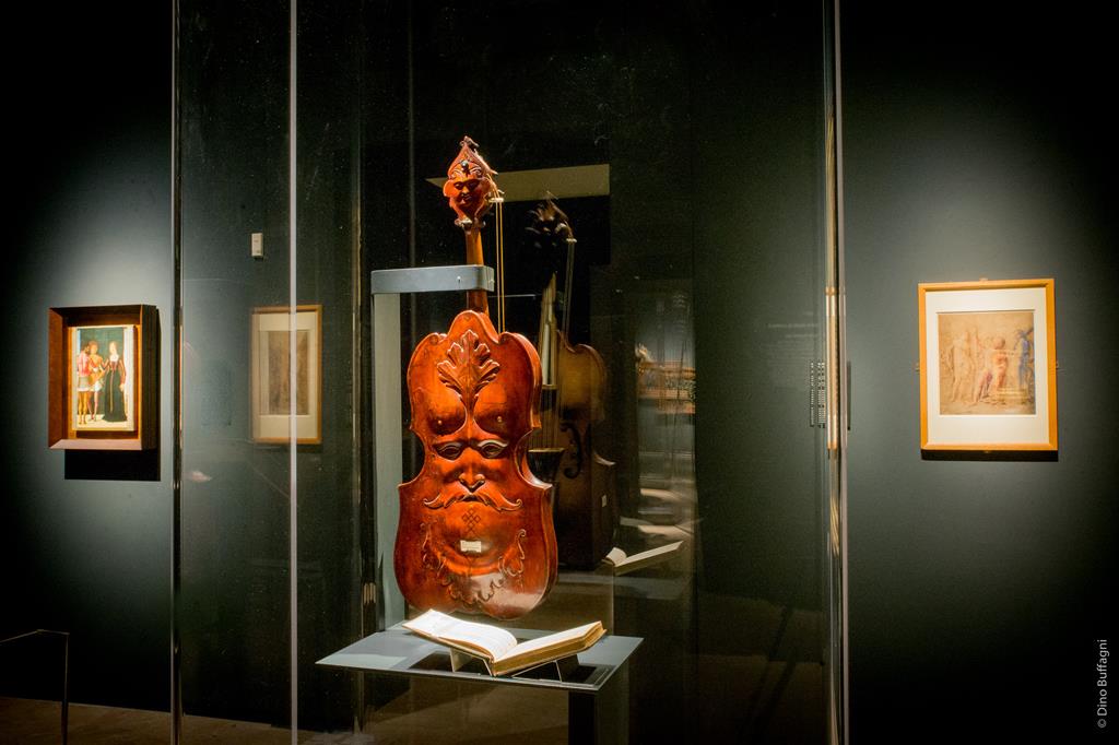 Una viola da braccio antropomorfa di Giovanni d’Andrea Veronese, 1511. Vienna, Kunsthistorisches Museum, Collection of Historic Musical Instruments (foto Dino Buffagini) - DINO BUFFAGNI