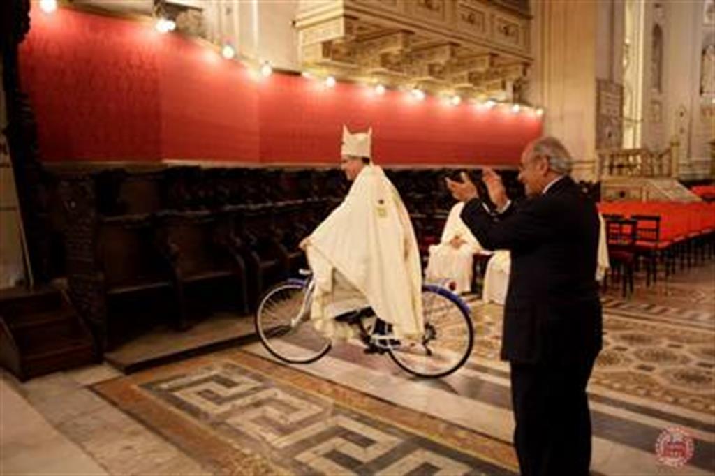 E l'arcivescovo fa un giro (in bici) in Cattedrale 