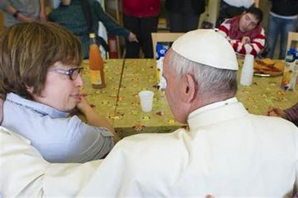 Il Papa a sorpresa visita i ragazzi della comunità «Il Chicco»
