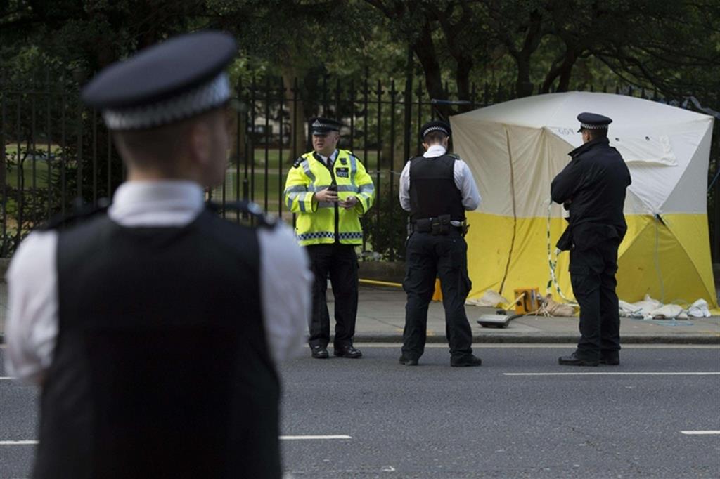 Londra, accoltella passanti: una donna uccisa