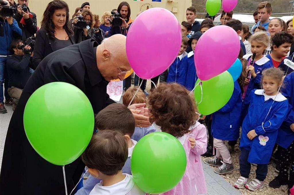 Il cardinale Bagnasco saluta i bambini ad Arquata del Tronto
