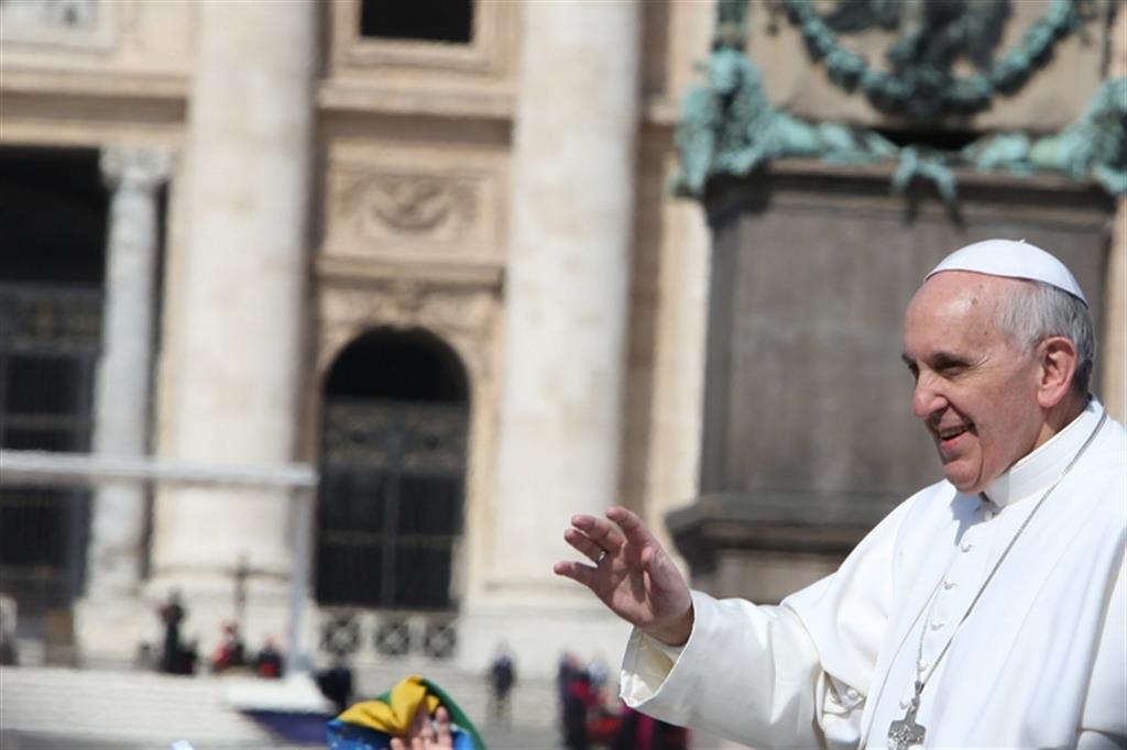 Nell'udienza il Papa: «A Lesbo per sostenere profughi»