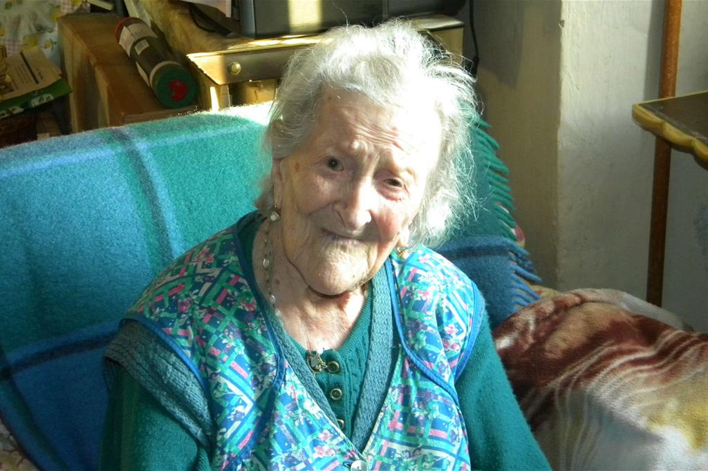 Compie 117 anni Emma, la donna più anziana del mondo