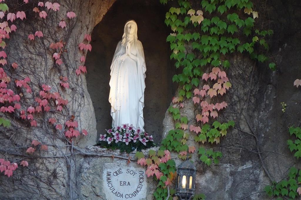 Statua della Madonna di Lourdes in Vaticano