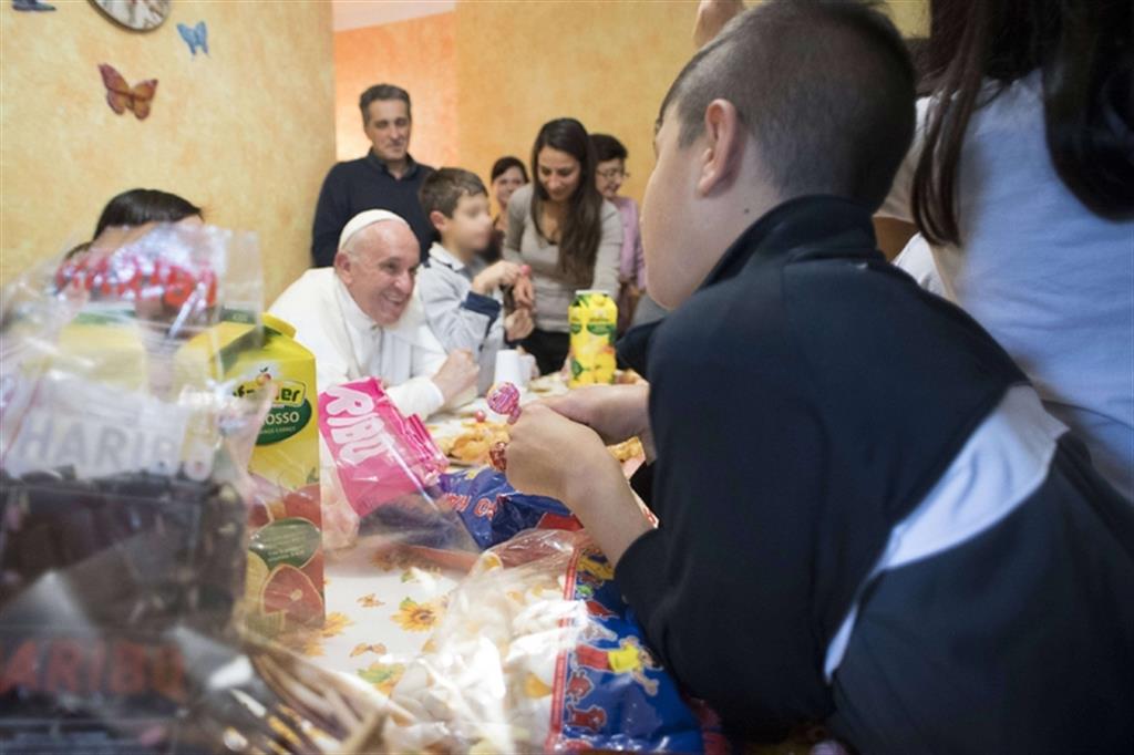 Il Papa visita a sorpresa casa-famiglia di Roma