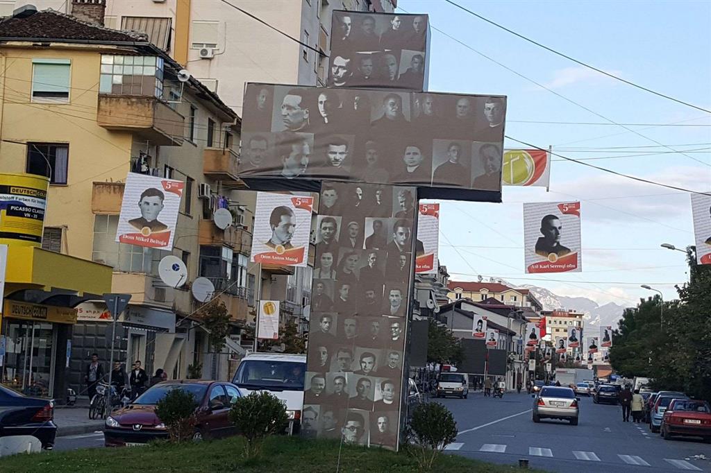 La croce con i ritratti dei martiri al centro del rondò di Viale Skanderbeg a Scutari