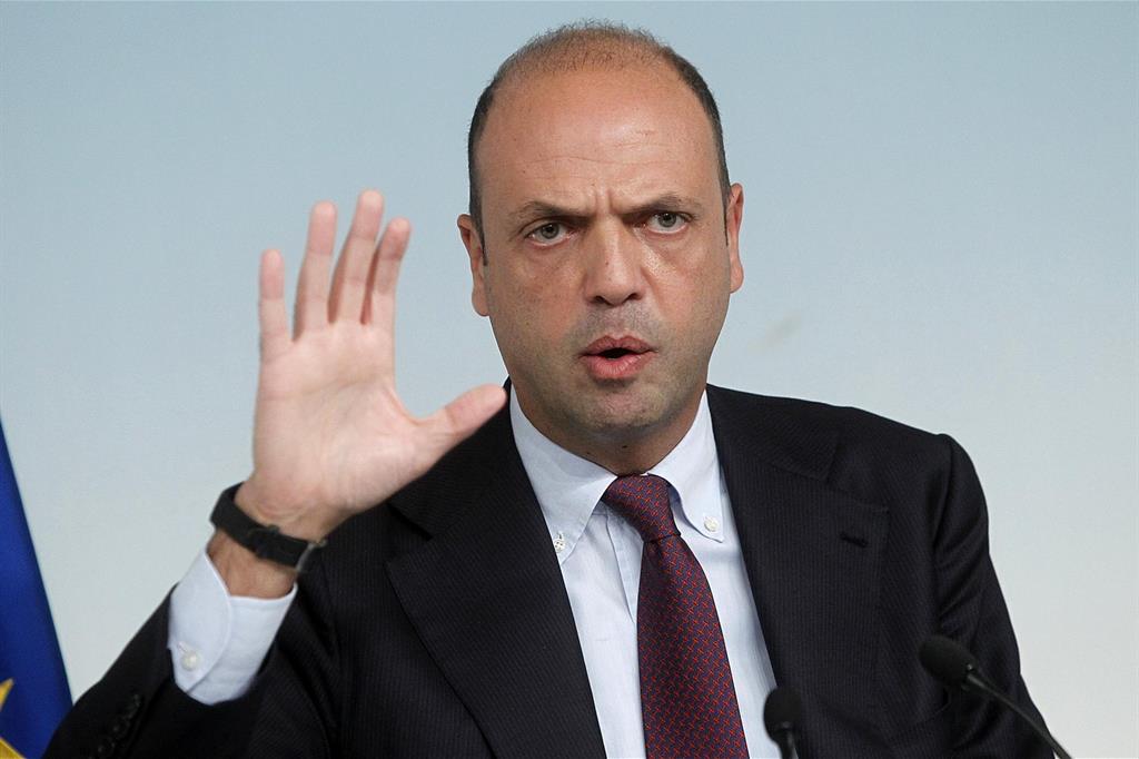 Referendum, Alfano apre sul rinvio ma Renzi lo blocca