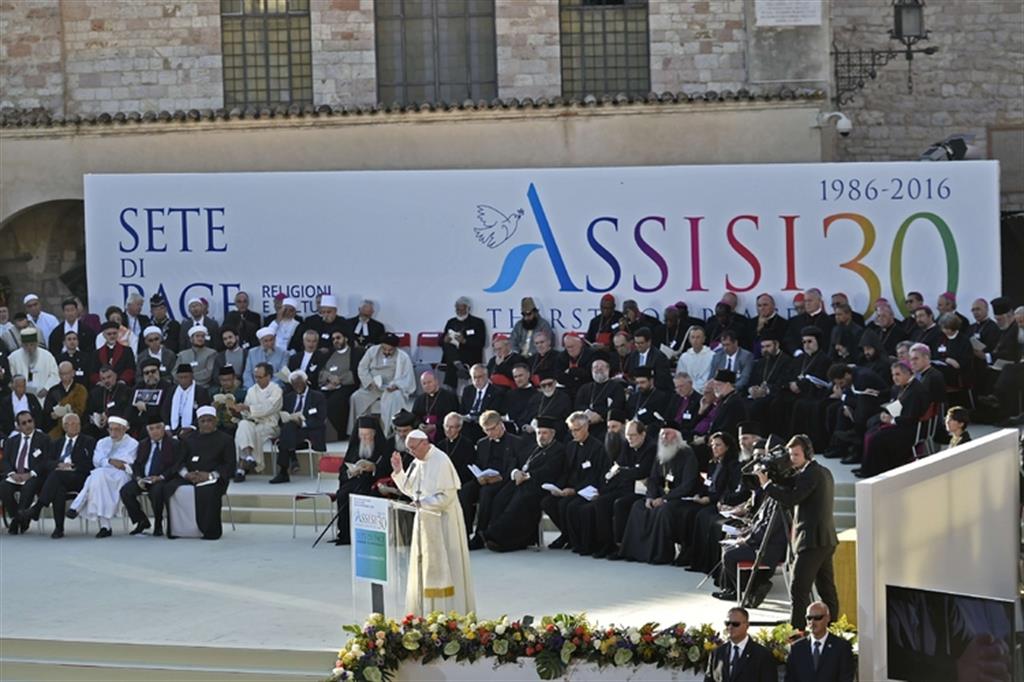 Il Papa ad Assisi: solo la pace è santa