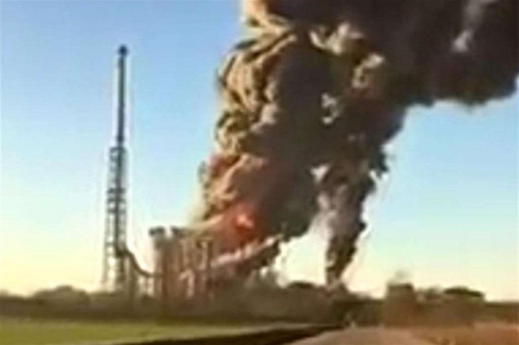 La raffineria Eni avvolta dalle fiamme e dal fumo