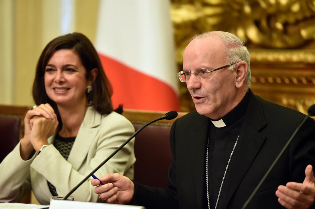 Il segretario generale della Cei, Nunzio Galantino con il presidente della Camera, Laura Boldrini