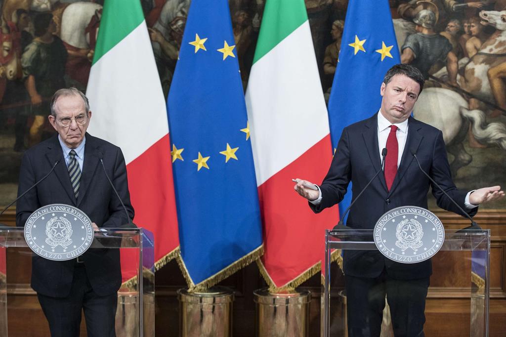 Renzi e Padoan alla conferenza stampa del 28 novembre