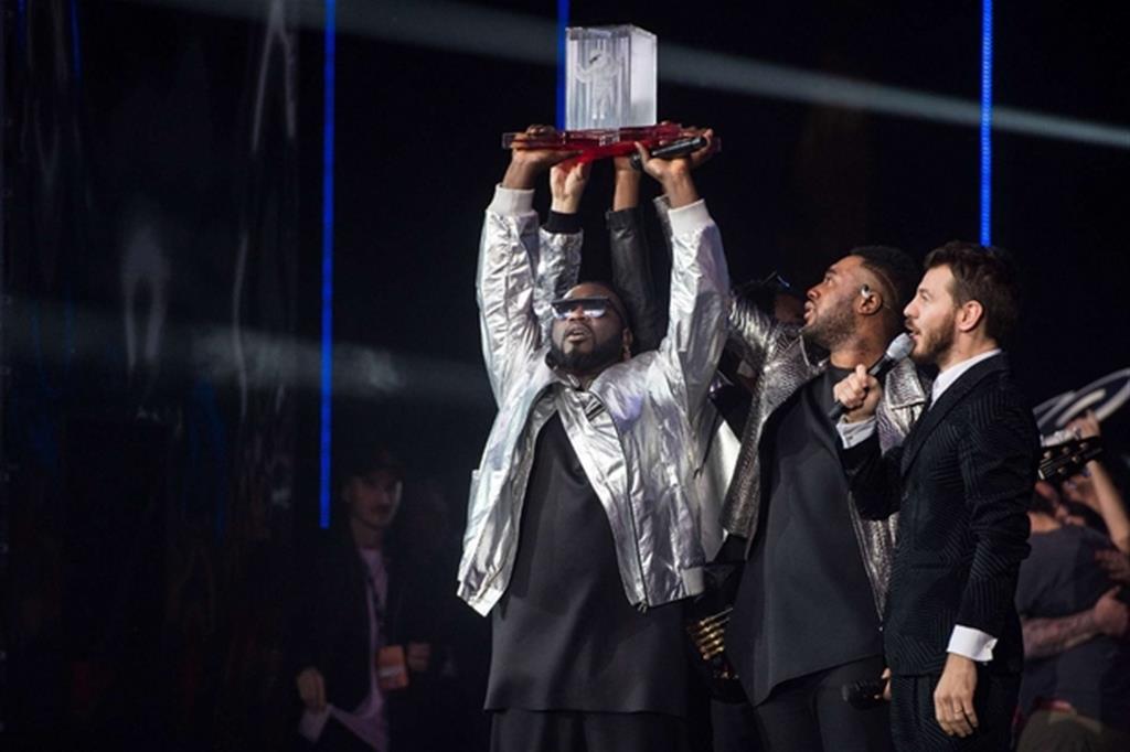 I Soul System alzano il trofeo di X Factor 2016 (Sky/Jule Hering)