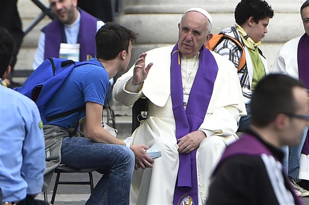 Giubileo dei ragazzi, il Papa a sorpresa confessa i giovani in piazza San Pietro