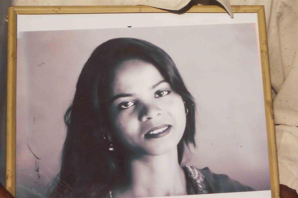 Asia Bibi in una vecchia foto incorniciata dalla famiglia