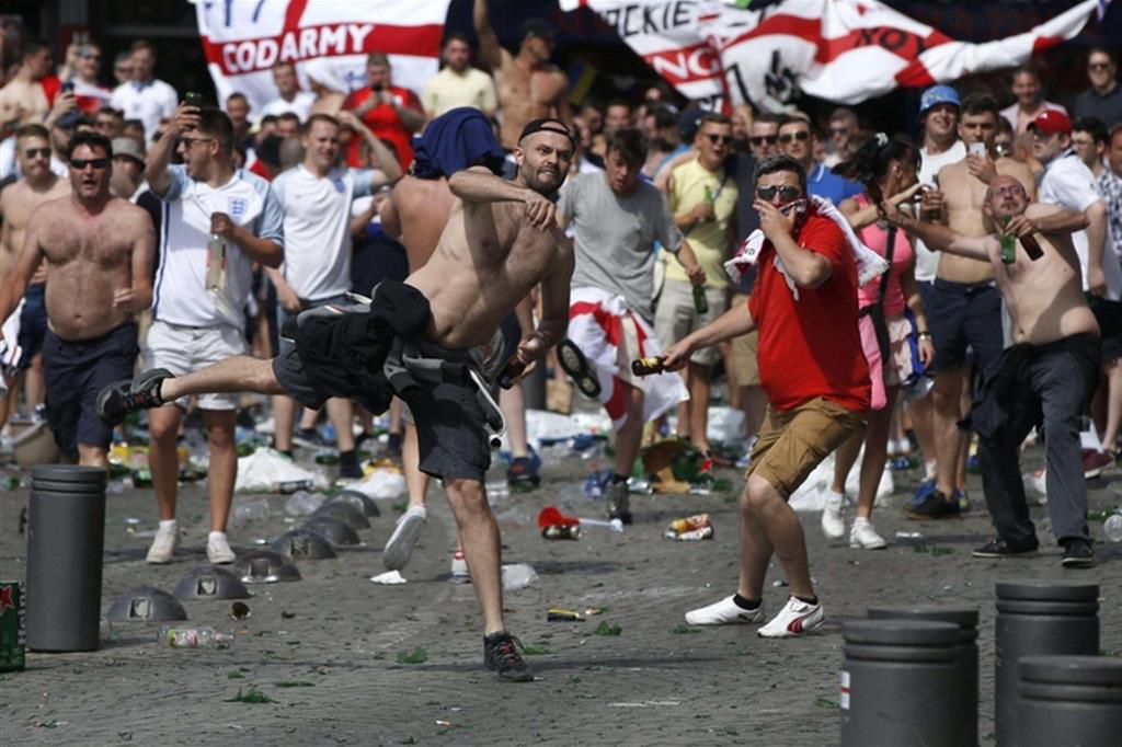 Duri a Marsiglia. Terrore Hooligans agli Europei 