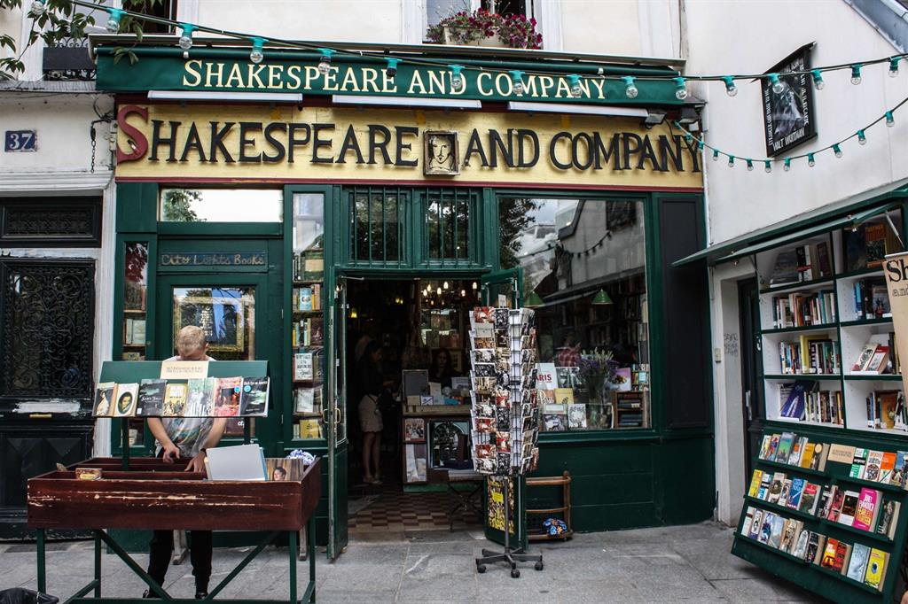 La storica libreria Shakespeare & Company di Parigi (Wikimedia Commons)