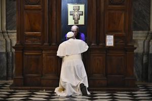 Il Papa confessa sacerdoti a San Giovanni