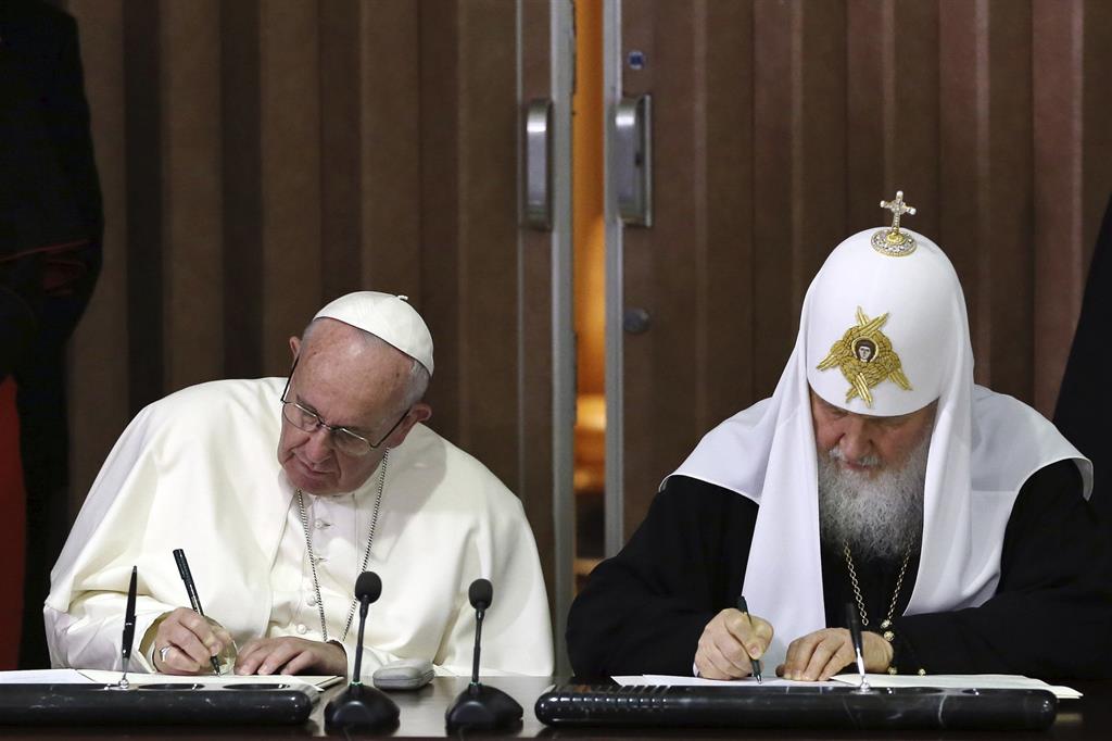 12 febbraio 2016. Dopo lo storico incontro a Cuba tra papa Francesco e il patriarca di Mosca, Kirill: la firma della dichiarazione congiunta sulle persecuzioni dei cristiani nel mondo. - 