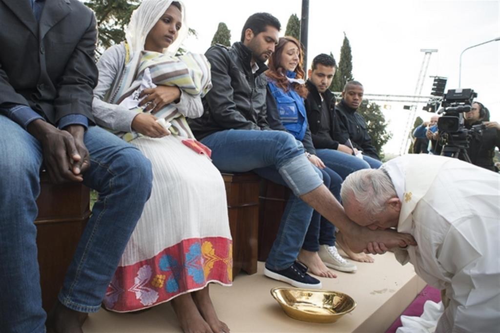 24 marzo 2016. Nel giovedì santo il Papa lava i piedi ai rifugiati del Centro di accoglienza per richiedenti asilo di Castelnuovo di Porto. Nella Messa in Coena domini: «Siamo fratelli, dobbiamo vivere in pace» - 