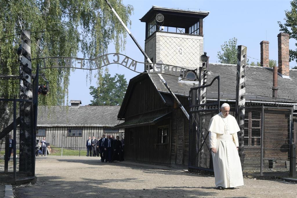 29 luglio 2016. Papa Francesco, in Polonia per la Gmg, è stato protagonista di una visita silenziosa nei campi di concentramento di Auschwitz e di Birkenau: con una mano ha toccato il Muro della Morte, come fanno gli ebrei davanti al Muro del Pianto, e lì ha sostato in preghiera. - 