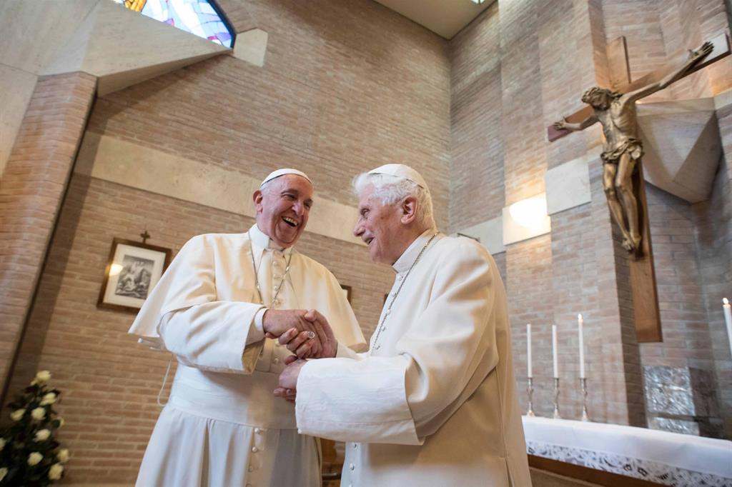 19 novembre 2016.  Al termine del Concistoro, Francesco e i neo porporati si sono uniti in preghiera al papa emerito Benedetto XVI al monastero Mater Ecclesiae. - 