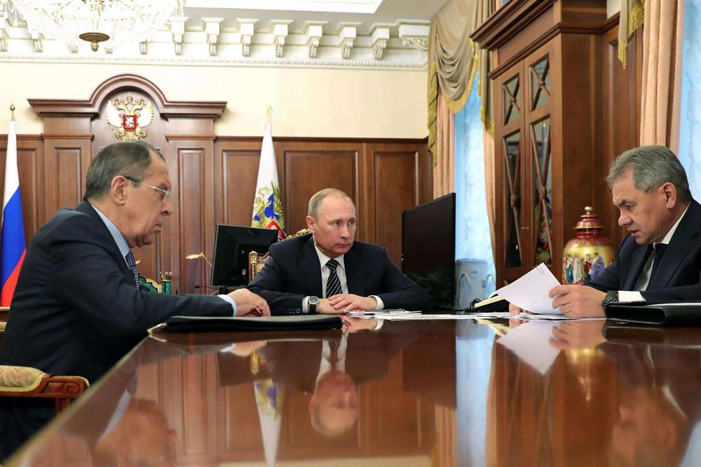L'annuncio di Putin al Cremlino, con i ministri degli Esteri e della Difesa (Ansa)