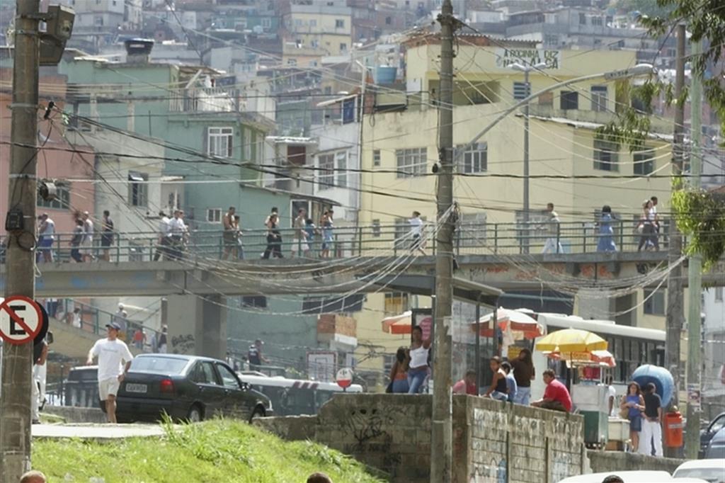 Orrore a Rio: lo stupro finisce sui social 