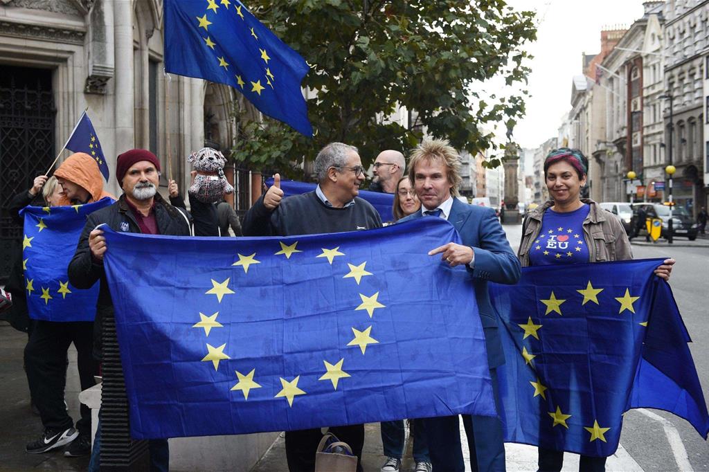 Dimostranti pro Ue davanti alla sede dell'Alta Corte a Londra (Ansa web)