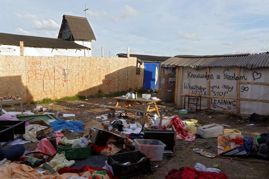 Bambole, dvd, libri, oggetti di uso quotidiano sono stati abbandonati dai profughi sgomberati dal campo di Calais per essere trasferiti in altri centri di accoglienza in Francia. - 