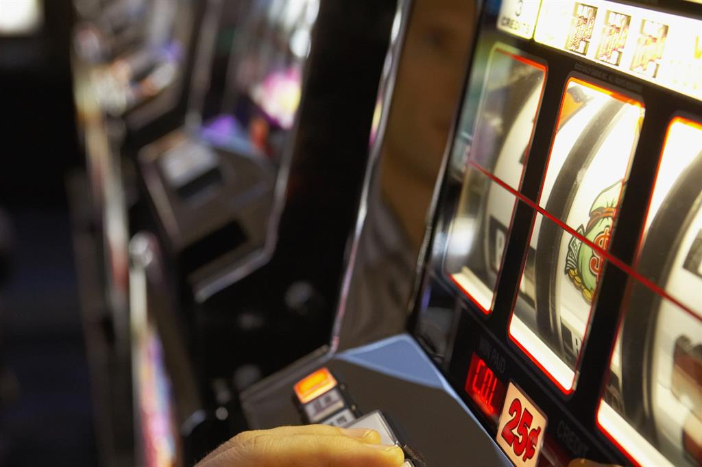 Raggi promette: centro storico vietato alle slot machine