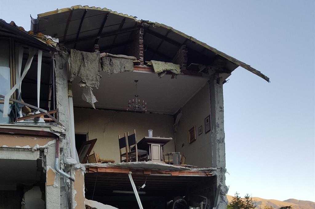 Il salotto di una casa, un'intimità violata dal terremoto