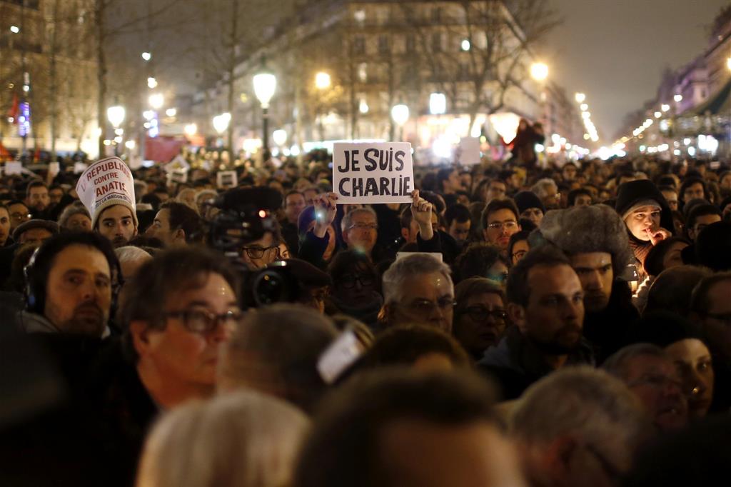 Manifestazione a Parigi dopo l'attentato del gennaio 2015 a Charlie Hebdo (Reuters)
