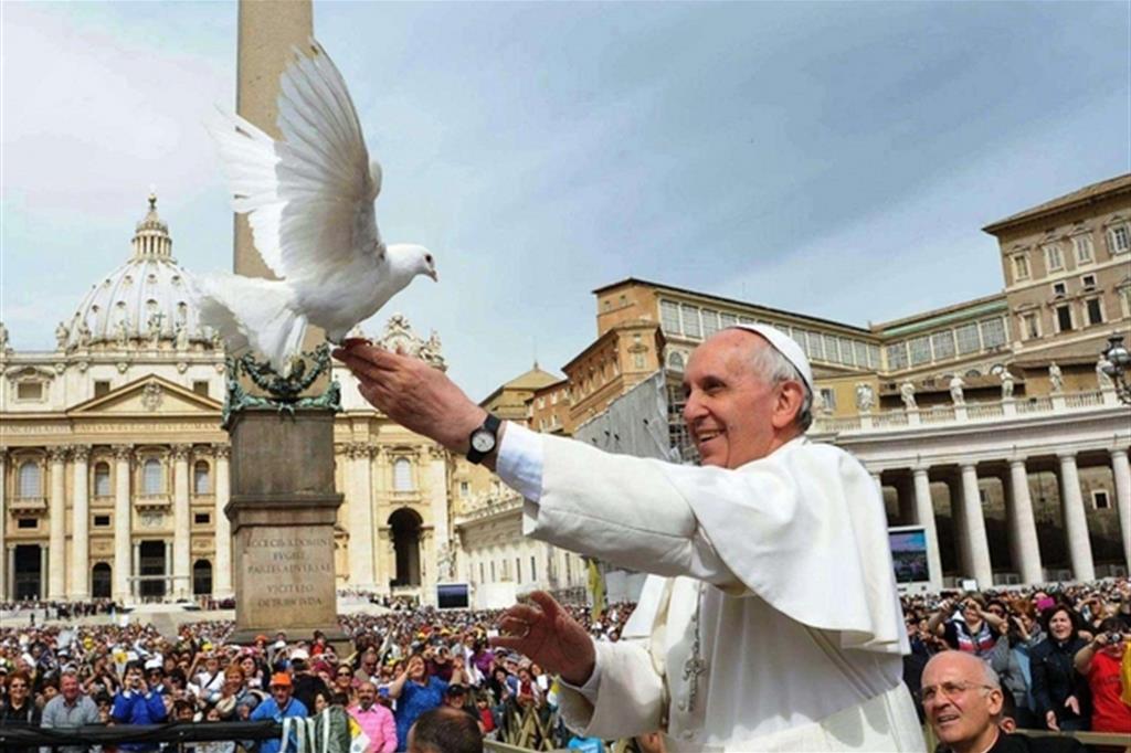 2017, anno della nonviolenza. Appello del Papa a una «rivoluzione pacifica»