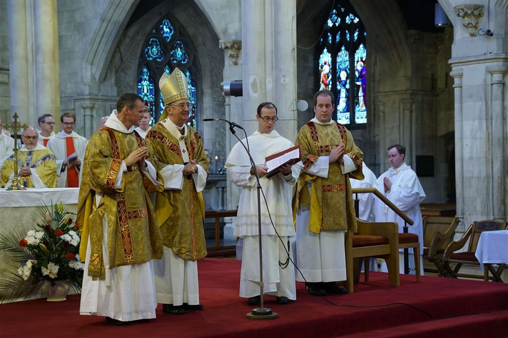 Il momento dell'ordinazione diaconale dell'ex calciatore nordirlandese, Philip Mulryne (il primo a sinistra).