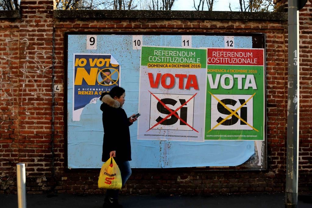 Manifesti referendari a Milano (Fotogramma)