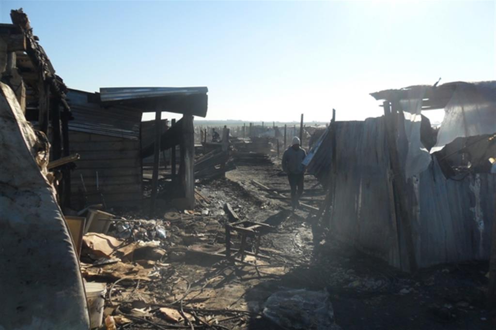 Incendio nel ghetto dei bulgari, morto un 20enne