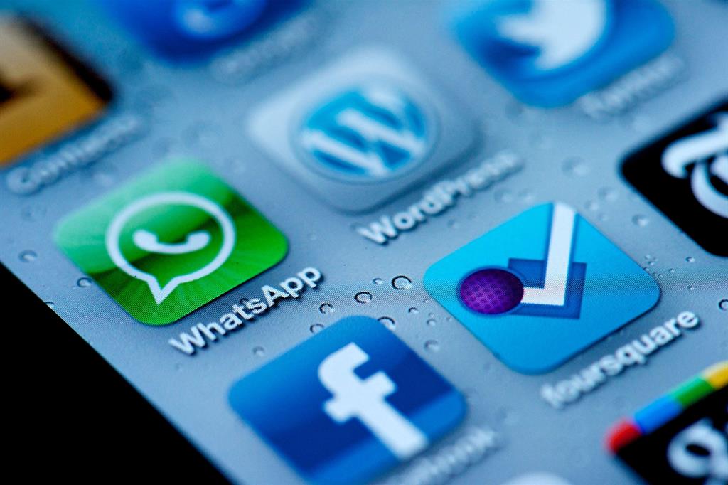 Facebook e Wahtsapp sullo schermo di uno smartphone. Sono due delle app più popolari del mondo (Simon D via Flickr)