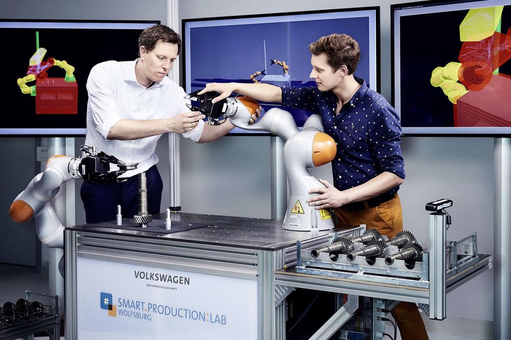Volkswagen, uomo e robot lavorano insieme