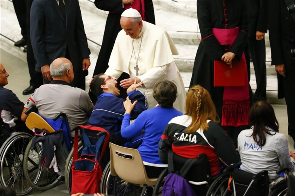 Giubileo: disabili «aiutano» il Papa nella Messa
