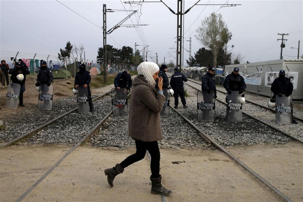 La Grecia sgombera il campo profughi di Idomeni