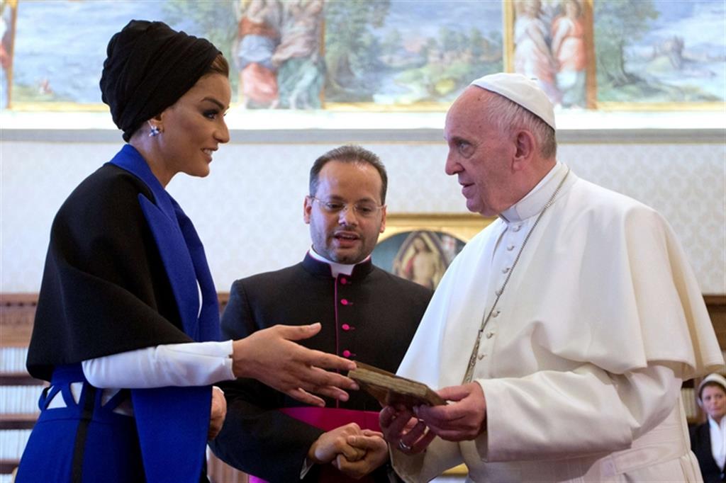 Il Papa riceve la sceicca del Qatar 