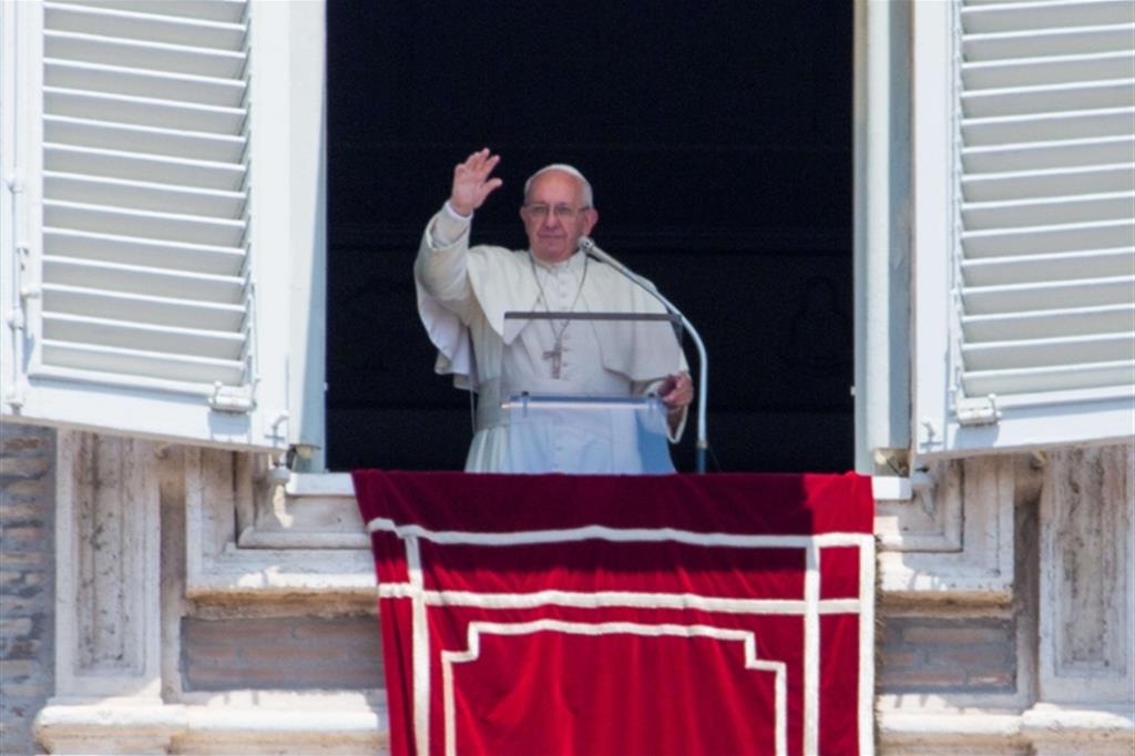 Il Papa: «Dio converta i violenti accecati dall'odio»