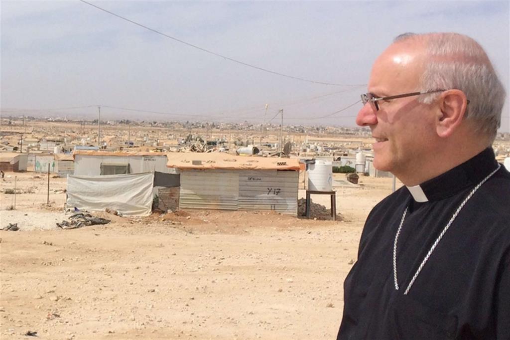 Monsignor Galantino visita il campo profughi di Zaatari