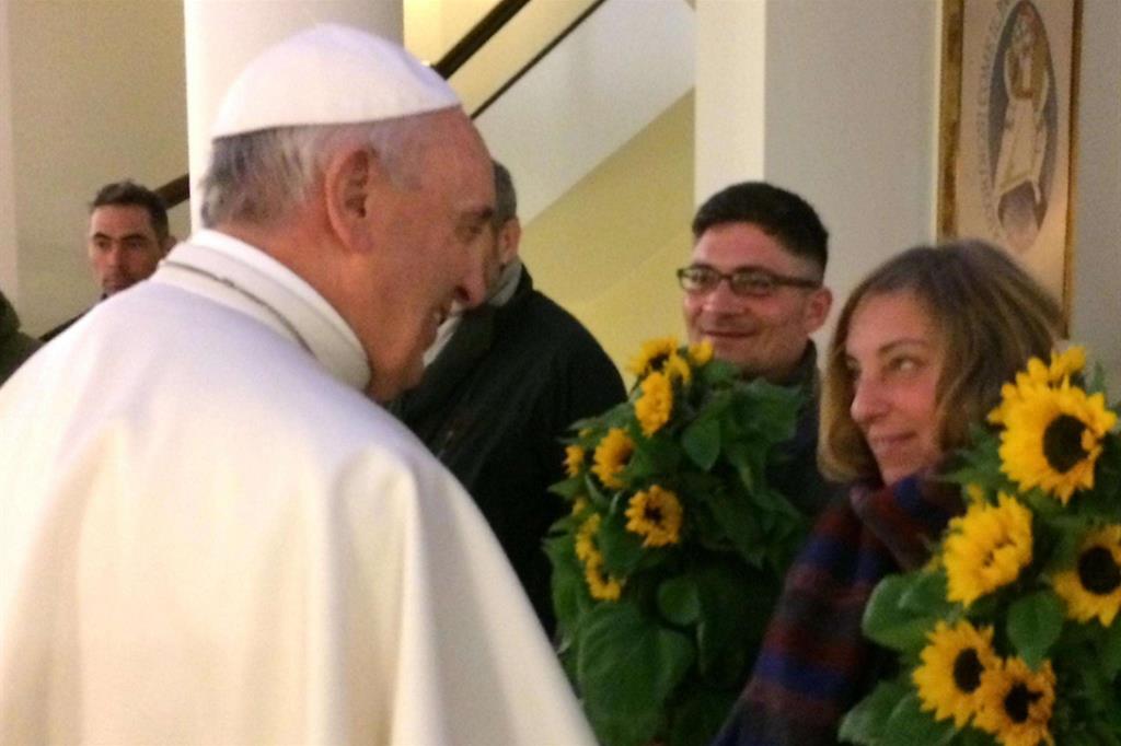I clochard portano i fiori al Papa a Santa Marta (Osservatore Romano)