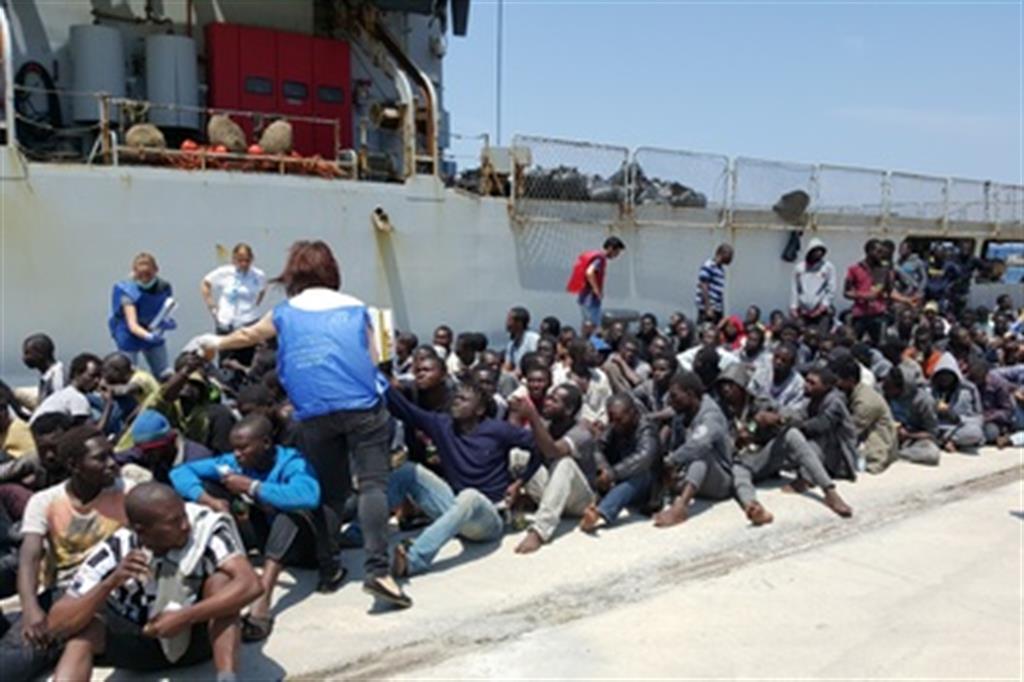 Calabria, con i volontari che accolgono i migranti