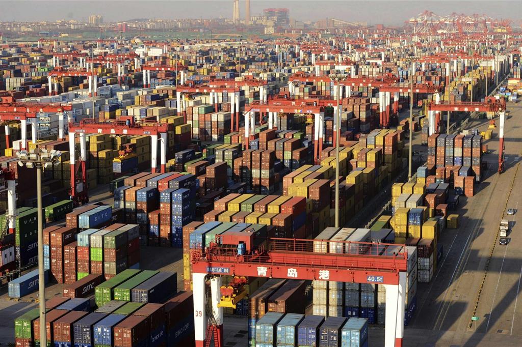 Navi cargo vengono caricate al porto di Qingdao, in Cina