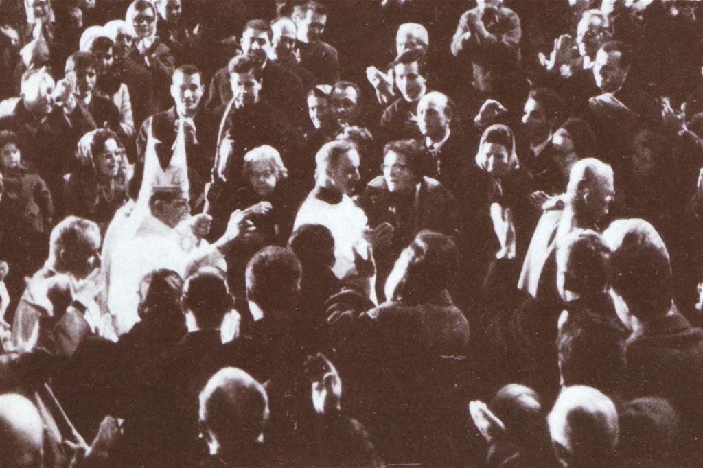 Papa Paolo VI saluta i fedeli in Duomo nel Natale del 1966 (Archivio Firenze promuove)