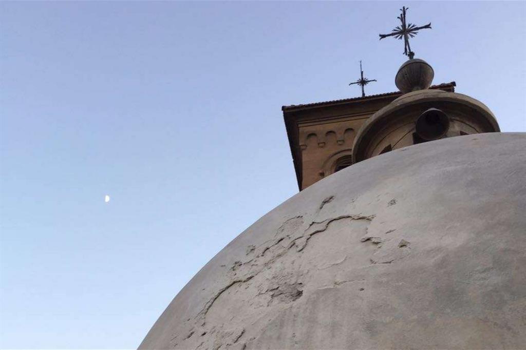La parrocchia francescana di Damasco, nella zone della porta di Bab Touma, è stata colpita oggi pomeriggio da un colpo di mortaio che ha danneggiato la cupola e rotto alcuni vetri. - 