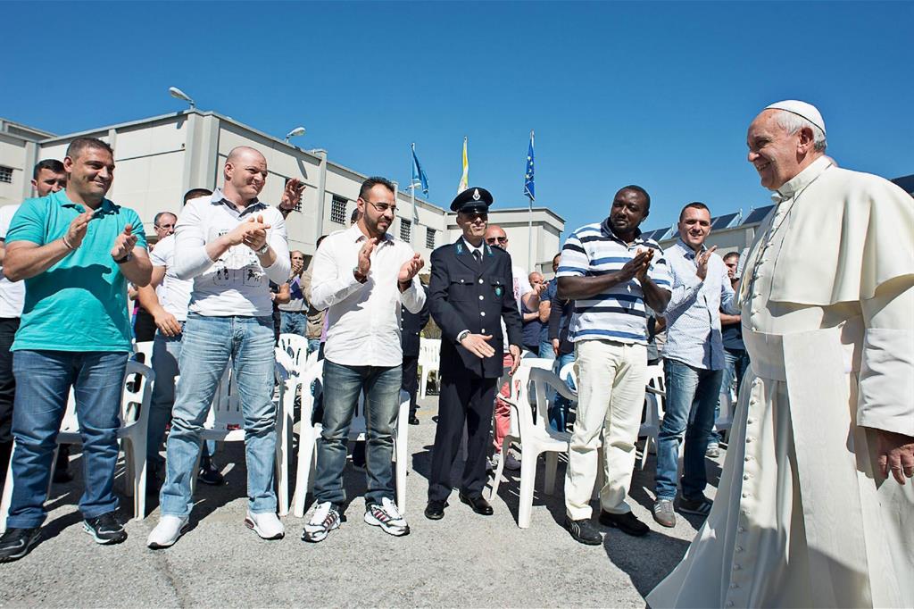Il Papa in visita al carcere di Castrovillari nel giugno 2014, salutato da alcuni detenuti (Osservatore Romano)
